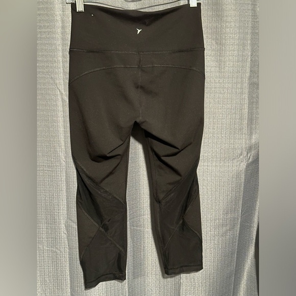 Women’s Old Navy Active Go Dry Capris with Mesh Panels - Picture 2 of 5